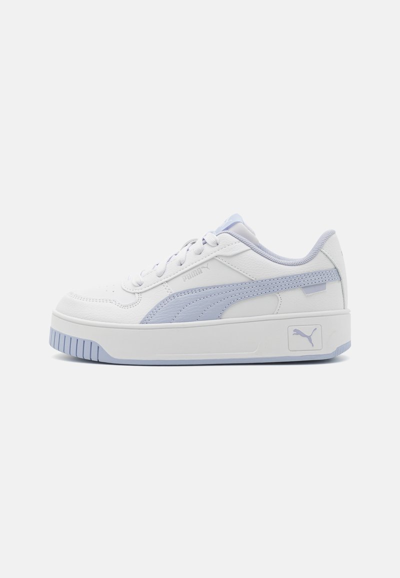 Weiße Sneakers mit einer Plattformsohle, ausgestattet mit hellblauen Akzenten, strukturiertem Leder und einem seitlichen Puma-Logo. Schnürdesign mit gepolstertem Schaft.