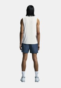 On TRAIN TANK - Linne - white