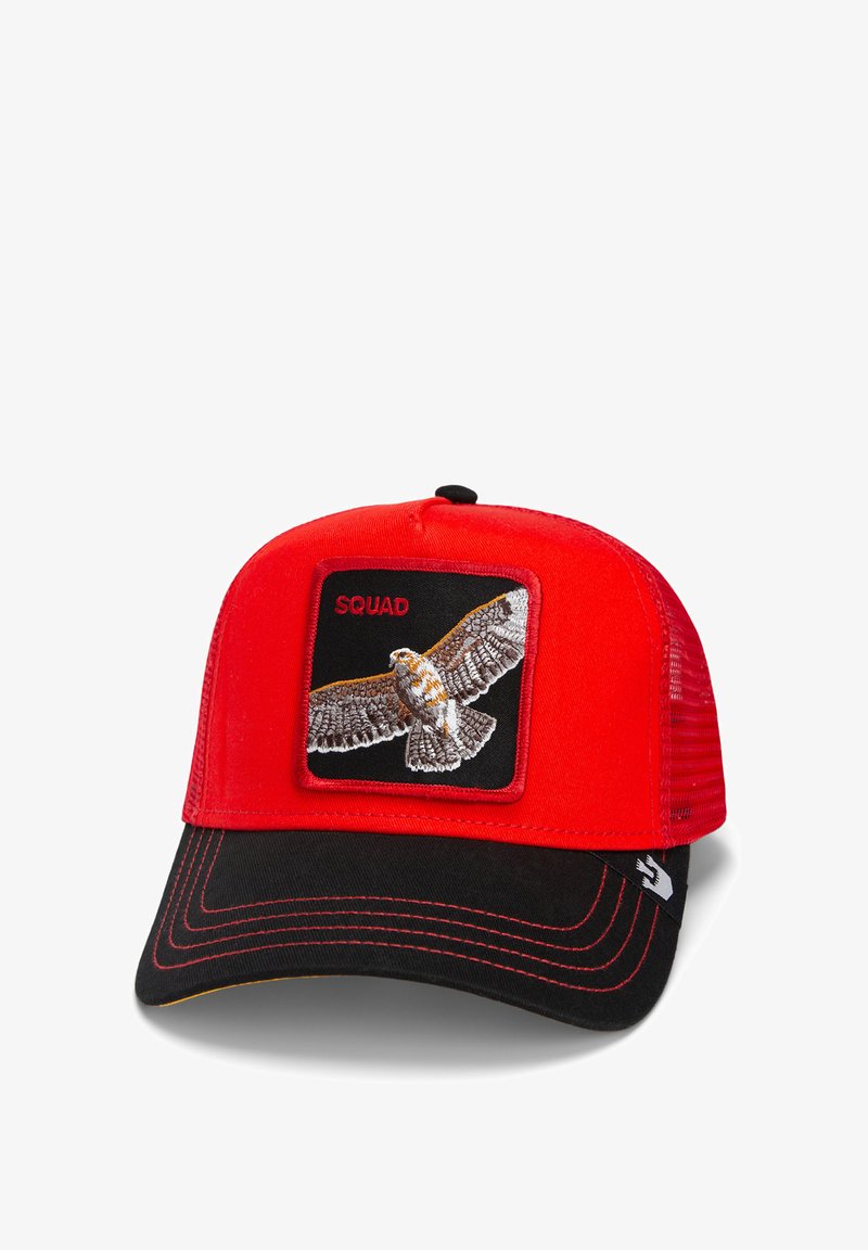 Rote und schwarze Mütze mit Netzrücken; bietet ein gesticktes Falken-Patch mit der Aufschrift "SQUAD" auf der Vorderseite. Gebogener Schirm und kontrastierende Nähte.