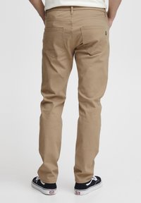 INDICODE JEANS IDPOKAR - Traperice ravnih nogavica - cornstalk