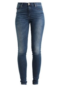 Jeans ajustados en denim azul oscuro, con una cintura alta, diseño de cinco bolsillos y un ligero desvanecimiento. Textura suave con herrajes de botón metálico.