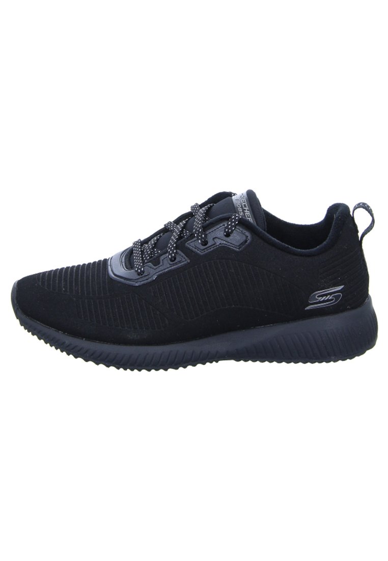 Scarpa sportiva nera con tomaia texture, design a coste e punta rotonda. Lacci piatti e suola imbottita. Logo del marchio sul lato.