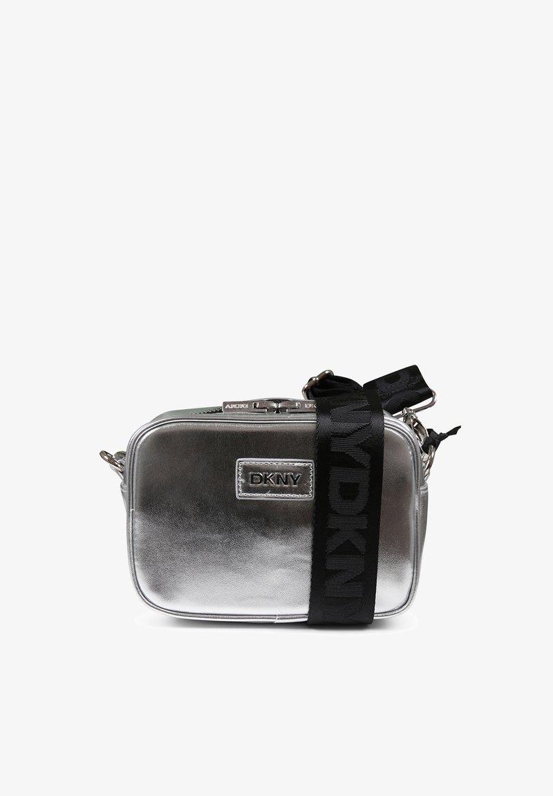 Bolso cruzado metálico plateado con correa negra con el logo de DKNY, forma rectangular, cierre con cremallera y textura suave. Acentuado con herrajes plateados.