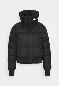 Schwarze Steppjacke mit hohem Kragen, gestepptem Design, gerippten Bündchen und Saum. Mit Logo auf der Vorderseite, aus glattem synthetischem Material gefertigt.