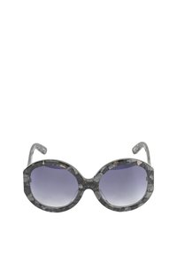 Szare okrągłe okulary przeciwsłoneczne w dużym rozmiarze z grubą oprawką i gradientowymi ciemnymi szkłami. Posiadają wygięte ramiona dla komfortu i stabilności.