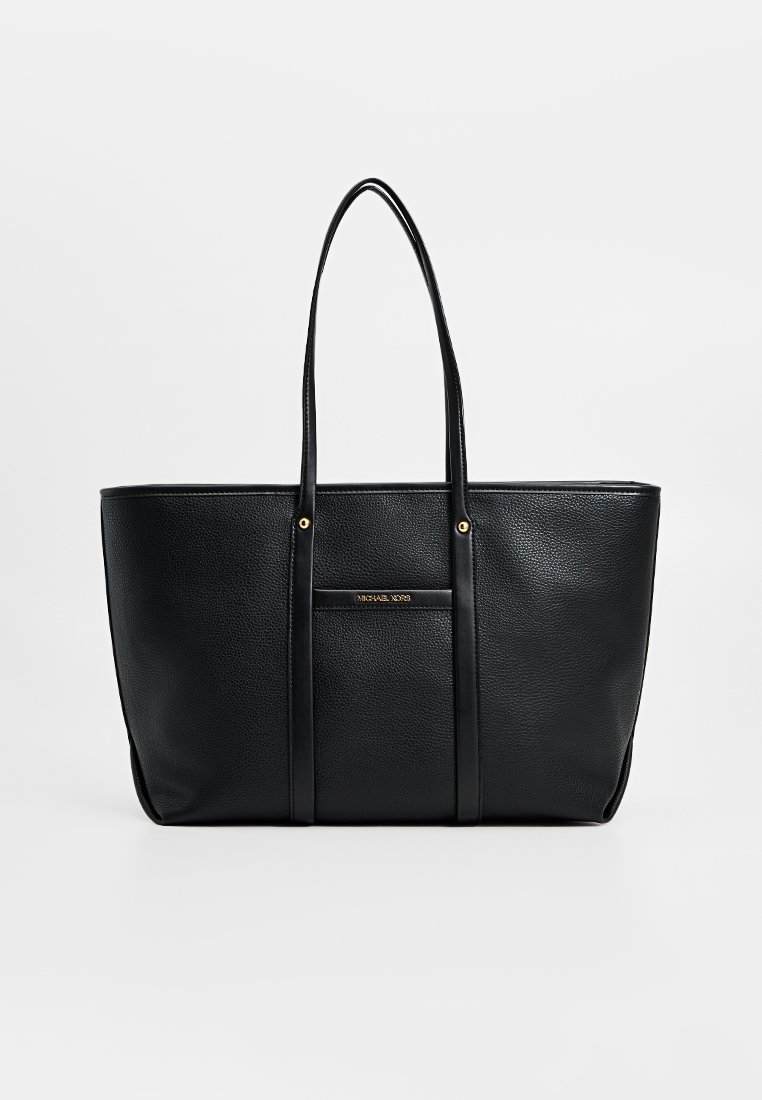 Schwarze Ledertasche mit strukturiertem Finish, zwei langen Griffen und einem goldenen Akzentlogo auf der Vorderseite. Rechteckige Form, minimalistisches Design.