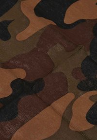 Kamuflažno blago v zemeljskih tonih rjave, zelene in črne barve, z gladko teksturo in nepravilnim vzorcem.