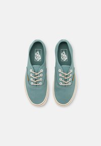 Vans AUTHENTIC UNISEX - Sneaker low - light blue/white
