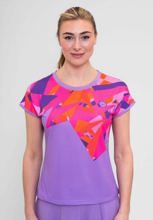 Lila Sportshirt mit einem geometrischen Muster in Pink-, Orange- und Blautönen; kurze Ärmel und runder Ausschnitt.