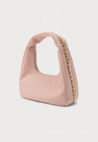 Miękka różowa skórzana torebka z krótkim wyściełanym uchwytem i złotym łańcuszkiem z literami wzdłuż boku.