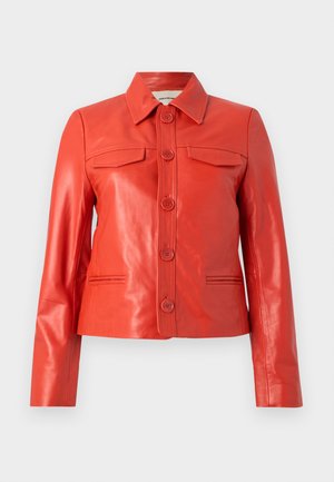 Červená kožená bunda s dlouhými rukávy, zapínáním na knoflíky vpředu, dvěma horními klopovými kapsami a dvěma dolními průhmatovými kapsami.