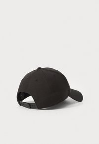 Svart baseballcaps med teksturert stoff, buet skjerm, justerbar snapback-lukking og seks ventilasjonsåpninger på kronen.