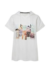 Sudadera blanca de manga corta, con un estampado de collage fotográfico multicolor en el frente, cuello con cordón y textura de tela suave.