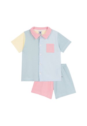 Camicetta a maniche corte con bottoni e strisce pastello miste, colletto e tasca rosa, abbinata a pantaloni corti a righe in blu e rosa pastello.