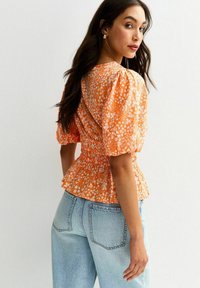 New Look FLORAL SHIRRED WAIST  - Blouse - orange