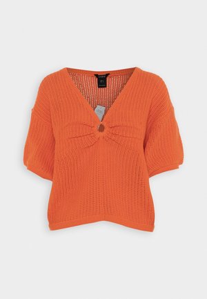 Maglione lavorato a maglia arancione con scollatura a V, maniche corte e dettaglio a nodo nella parte anteriore, caratterizzato da un motivo a rete aperta su tutta la superficie.