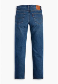 Vaqueros de mezclilla azul oscuro con piernas rectas, bolsillos traseros y un parche de cuero marrón claro en la cintura. Textura uniforme y un corte clásico.