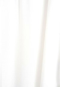 Biała zasłona z gładkiej, lekko teksturowanej tkaniny, delikatnie opadająca bez widocznych wzorów czy elementów mocujących.