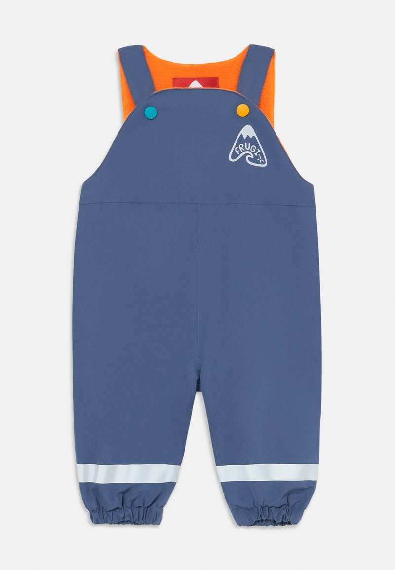 Blaue Latzhosen aus strapazierfähigem Material, mit einem orangefarbenen Futter, verstellbaren Trägern, kontrastierenden Knöpfen und reflektierenden Akzenten am Saum.