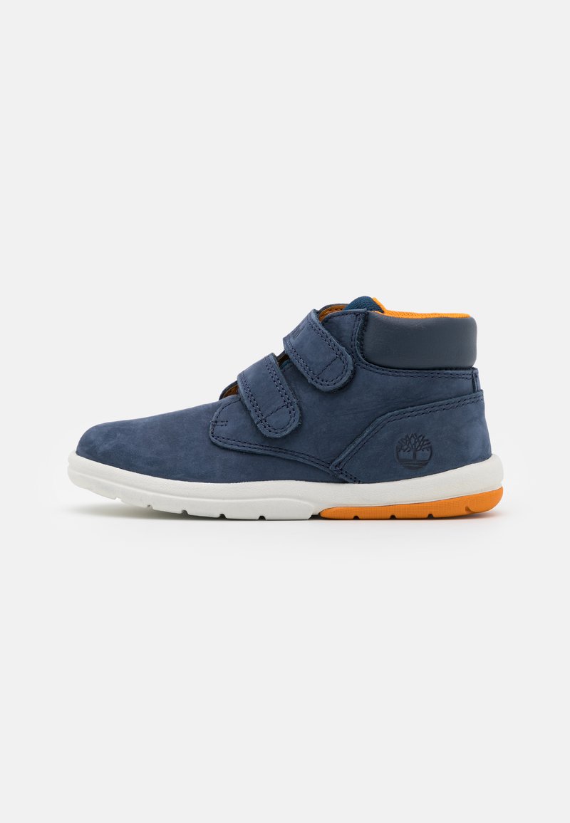 Pantofi mid-top din suede bleumarin, cu două curele Velcro, talpă din cauciuc alb, accente portocalii pe guler și logo gravat.