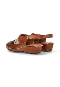 Sandalias de cuero marrón con talón cerrado, que cuentan con costuras acentuadas, diseños troquelados y una suela de cuña en capas para mayor altura.