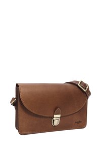 Hnědá kožená kabelka přes tělo s klopou, obsahující kovovou přezku, prošívané okraje a nastavitelný popruh. Hladká textura.