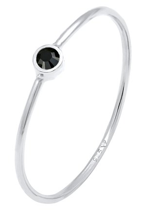 Sølvring med en central sort ædelsten, med glat, tynd bånd og enkelt design. Mærket med "925" for ægte sølv.