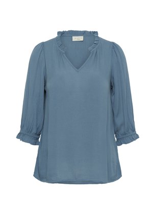 Blouse bleue en tissu léger, avec un décolleté en V, un col froncé et des manches trois-quarts à poignets élastiques.