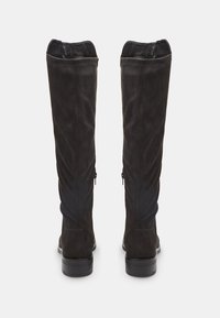 Stivali neri in suede al ginocchio con una texture liscia, tacco piatto e chiusure con zip sui lati. La parte superiore presenta un leggero dettaglio arricciato.