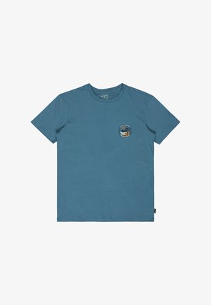 Blauw T-shirt met korte mouwen en ronde hals, met een klein rond logo van een palmboom, zonsondergang en oceaan op de linkerborst.