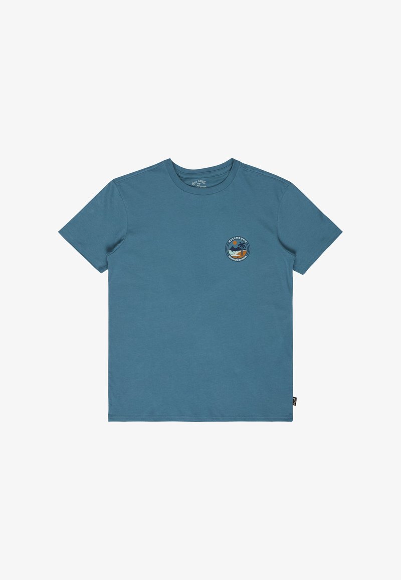 Blauw T-shirt met korte mouwen en ronde hals, met een klein rond logo van een palmboom, zonsondergang en oceaan op de linkerborst.