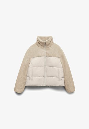 Chaqueta beige de forro polar sherpa con paneles delanteros acolchados, cierre de cremallera, cuello alto y bolsillos laterales.