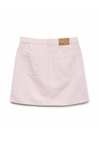 Svetlo roza jeans mini krilo s ravnim krojem, opremljeno z dvema zadnjima žepekoma, pasom za pas in rjavim usnjenim logotipom na pasu.