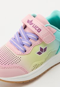 Könnyű sneaker rózsaszín, mentazöld és lila árnyalatban. Légáteresztő perforált dizájn, elasztikus fűző és tépőzáras pánt jellemzi.