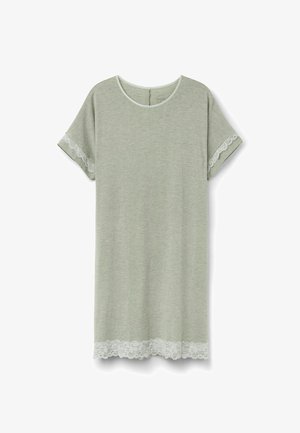 Ljusgrön nattskjorta med korta ärmar och spetsdetaljer vid ärmsluten och nederkant, visad mot en vit bakgrund. Mjuk, avslappnad design.