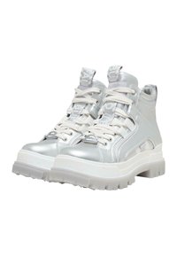 Zilveren hoge platform sneakers met dikke witte zolen en crème veters, voorzien van gepersonaliseerde trekbanden en uitsneden aan de zijkanten.