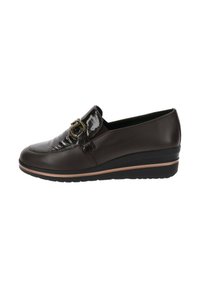 Scarpa slip-on in pelle marrone con punta verniciata lucida, una fibbia decorativa sul davanti e un tacco basso a cuneo con suola testurizzata.