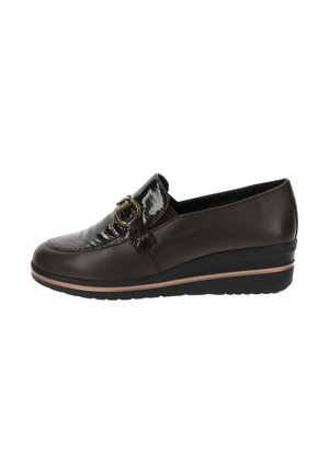 Scarpa slip-on in pelle marrone con punta verniciata lucida, una fibbia decorativa sul davanti e un tacco basso a cuneo con suola testurizzata.