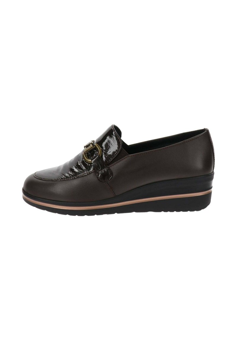 Scarpa slip-on in pelle marrone con punta verniciata lucida, una fibbia decorativa sul davanti e un tacco basso a cuneo con suola testurizzata.