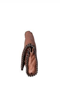 Bruine leren clutch met een gestructureerde afwerking, voorzien van een gedraaide metalen kettingaccent langs de rand. Rolontwerp, minimalistische stijl.