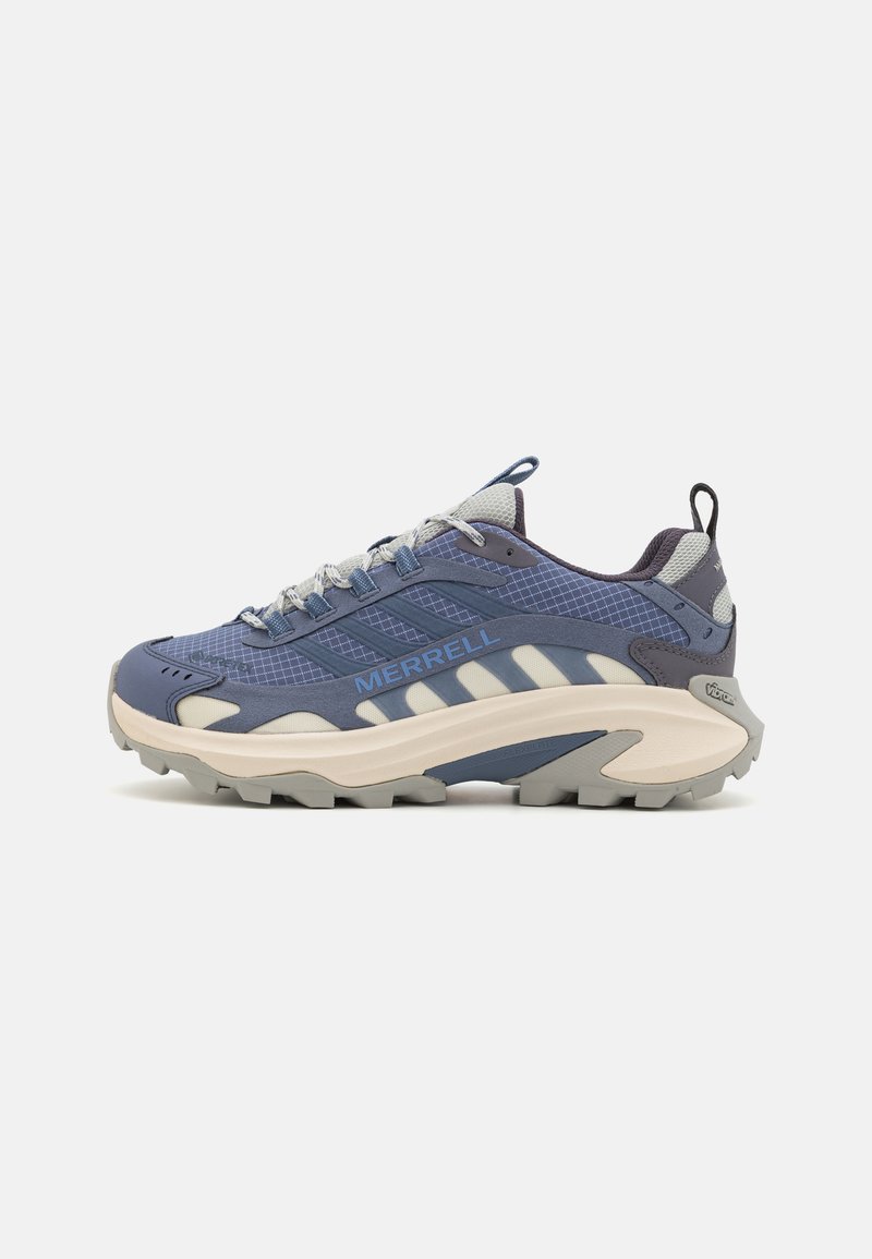 Chaussure de trail de course bleue et grise avec une tige en mesh, une semelle extérieure en caoutchouc et des accents texturés. Comprend une languette au talon et des rayures contrastées.