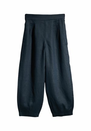 Luźne czarne spodnie z wysokim stanem i szerokimi nogawkami zwężającymi się lekko przy kostkach, wykonane z teksturowanego materiału.