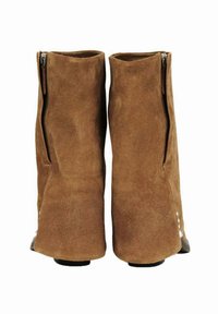 Bruine suede enkellaarzen met een ritssluiting aan de zijkant, ronde vorm, gladde textuur en een lichte flare bij de enkel. Zwarte zolen.