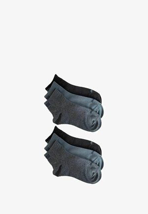 Set aus vier Paar Knöchelsocken in Schwarz, Dunkelgrau, Hellgrau und Blau. Verfügt über gerippte Bündchen und eine glatte Textur.