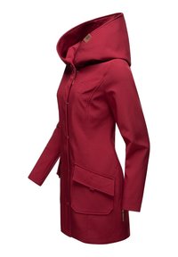 Imperméable rouge à manches longues avec grande capuche, boutons à l'avant, et deux poches à rabat sur les côtés, confectionné pour une coupe féminine.