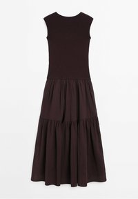 Yhdistelemätön, tummanruskea mekko, jossa on läheltä istuva yläosa ja kerroksellinen, ryppyinen hame, joka tulee hienostuneella pinnalla ja pyöreällä kaula-aukolla.