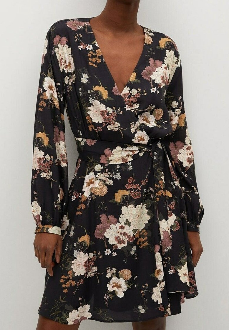 Schwarzes Blumenkleid mit langen Ärmeln, Wickeldesign, mit großen weißen, rosa und orangefarbenen Blumen, strukturiertem Stoff und einem Bindegürtel in der Taille.