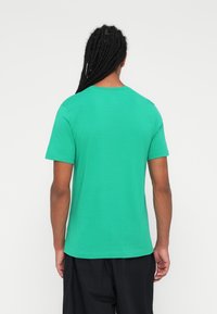 Πράσινο κοντομάνικο t-shirt από βαμβάκι, με στρογγυλή λαιμόκοψη και άνετη εφαρμογή, με λεία υφή και καθαρή τελείωση.