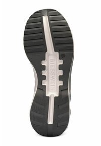 Semelle de chaussure en caoutchouc noir avec des rayures et des rainures profondes pour une meilleure adhérence, avec une pièce centrale blanche embossée du mot "GIESSWEIN" et du numéro de taille.