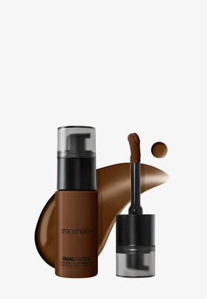 Flacon de correcteur et de fond de teint 2 en 1 Smashbox Dual Filter avec applicateur, présenté avec des échantillons de fond de teint marron foncé sur fond blanc.